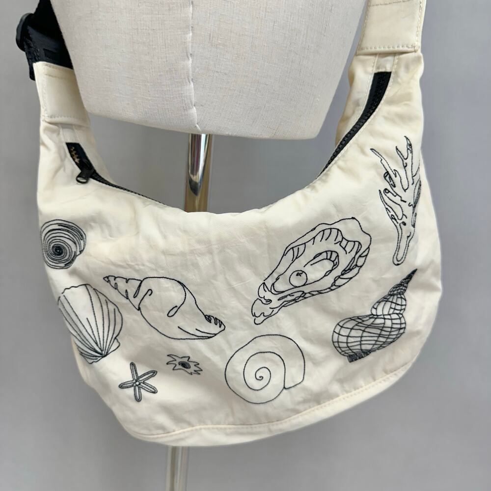 Baggu Medium nylon crescent bag in Embroidered Shells crossbody adjustable NWT - Picture 3 of 16
